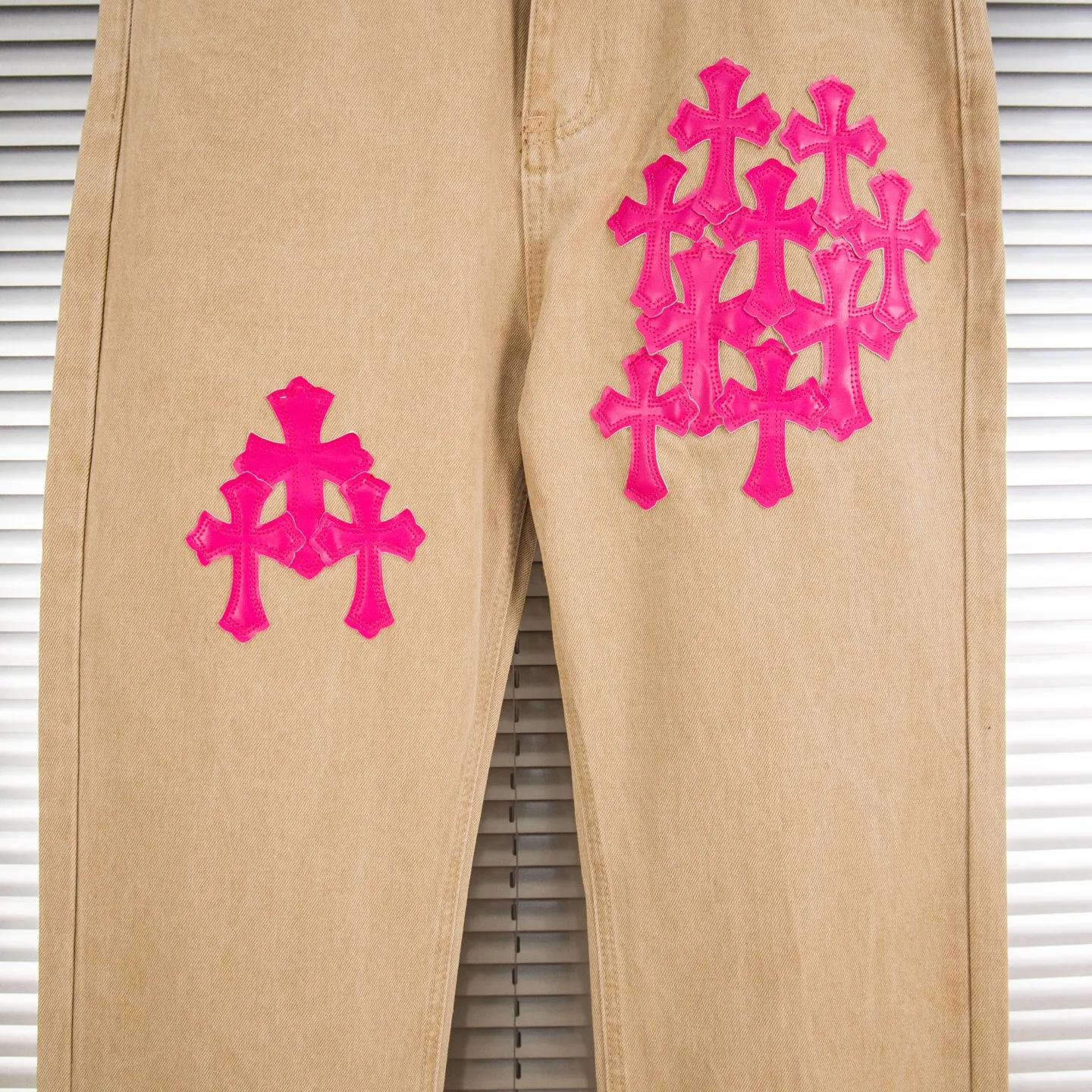 P240 Chrome Hearts 2025 New Miami Limited Couple Washed Jeans with Multiple Pink Cross Leather Labels is a hot item this season and is sought after by countless celebrities and fashionistas. The neat details of the cutting process add color to the playful fashion! The neat and meticulous design, and the well-fitting structure is unique. The upper body not only has outstanding recognition, but also looks younger and younger. A style with the ultimate wearing meaning and performance, gorgeous color matching, and the craftsmanship of this style is also extremely extraordinary. After the finished product is washed, it is disassembled and hand-made with sheepskin cross leather and then spliced ​​together to complete. The whole piece has too many craftsmanship to describe. It is decorated with patchwork cross flowers and high-waisted washed jeans! ! Absolutely high-end luxury product, a god-level single product, a super popular product, made with top heavy industry, a magic weapon that cannot be missed in the street. Style number: 1866# Size: 28 30 32 34 Color: khaki pink khaki black